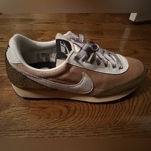 Women’s Nike Daybreak Golden Gals